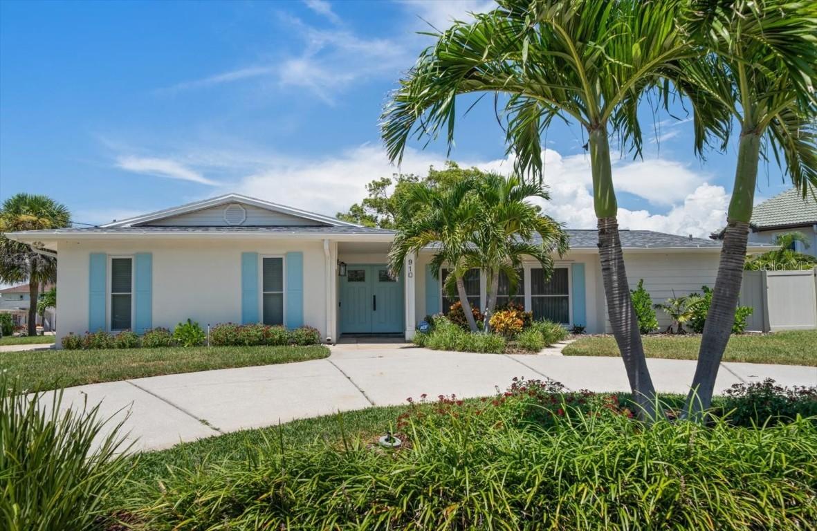910 Oakwood Dr., Largo, FL 33770