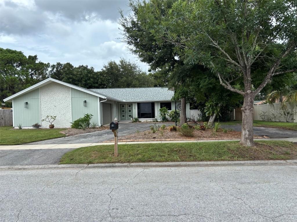 705 Wild Oak Ln., Palm Harbor, FL 34683