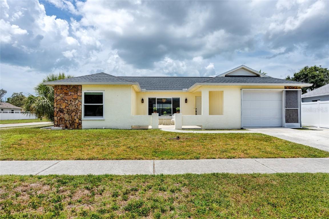 1225 Greenlea Dr., Holiday, FL 34691