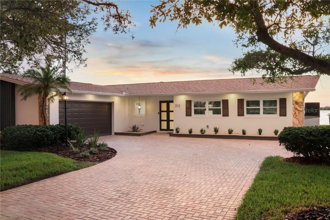 202 Driftwood Ln., Largo, FL 33770