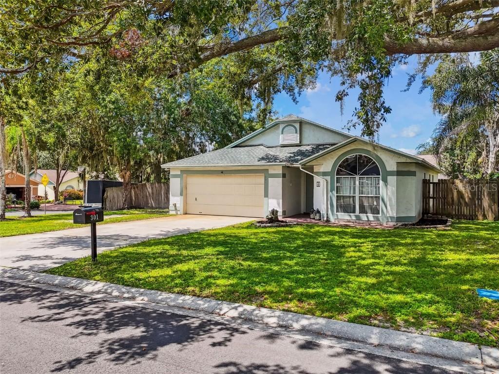 301 Sugar Creek Dr., Plant City, FL 33563