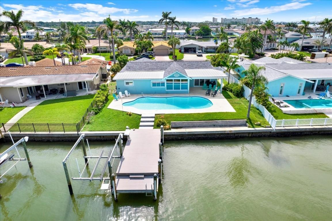 5648 Bayview Dr., Seminole, FL 33772