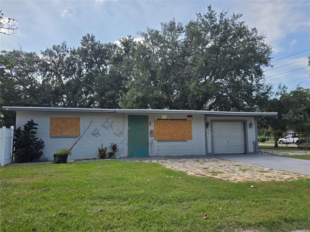 218 SE Jefferson Cir., St Petersburg, FL 33703