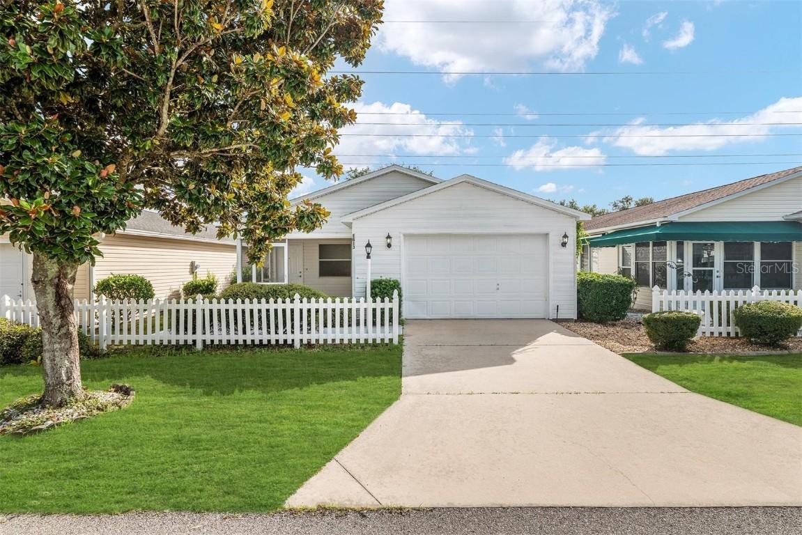 1613 Navidad St., The Villages, FL 32162