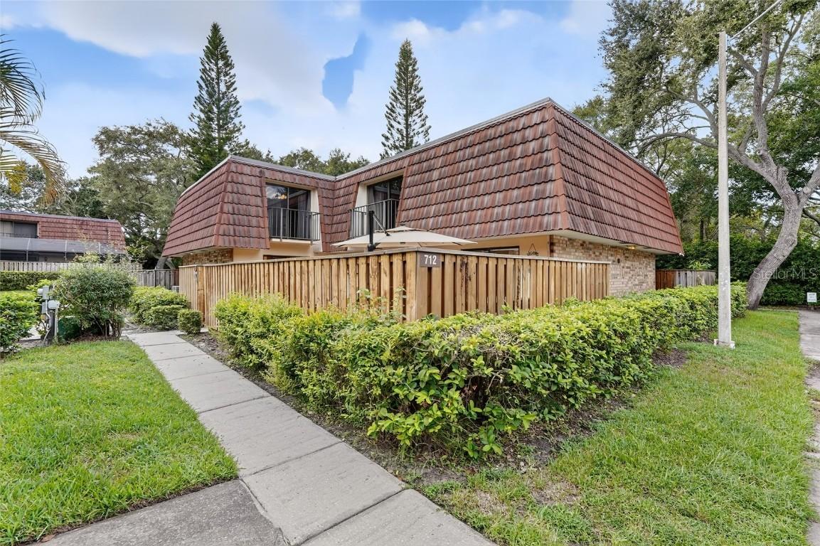 712 1st Ct., Palm Harbor, FL 34684