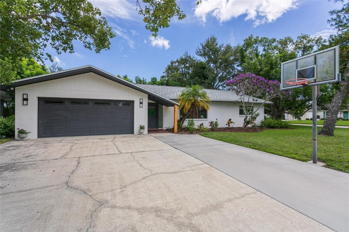 947 Sousa Dr., Largo, FL 33771