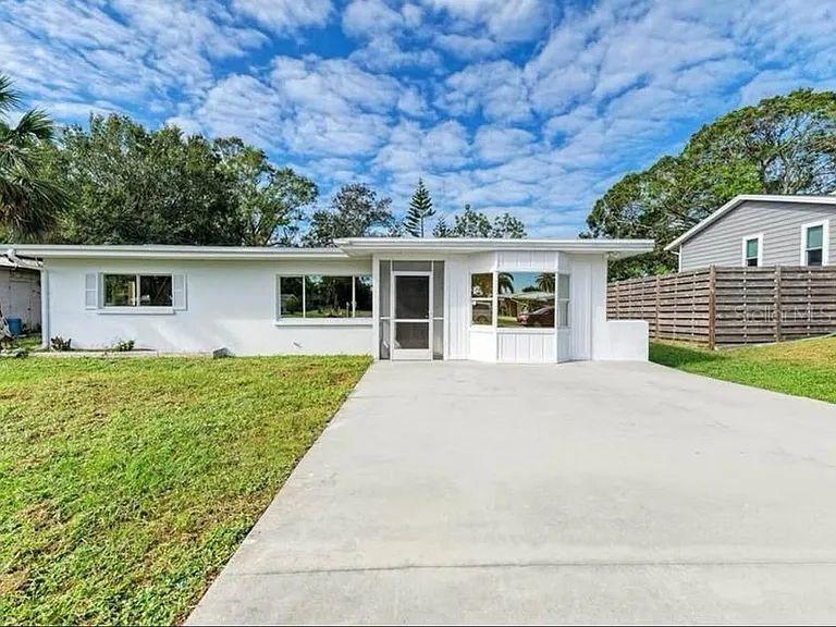 818 Padgett Ave., Sarasota, FL 34237