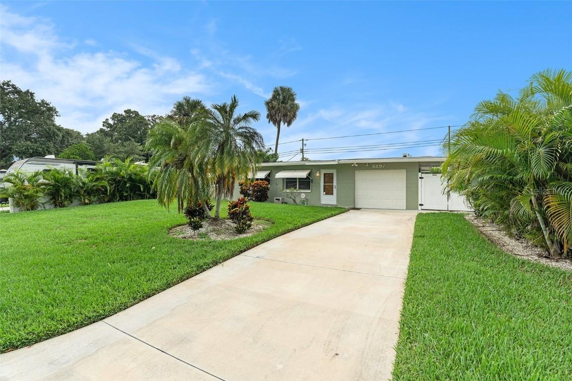 8897 Osprey Ln., Seminole, FL 33777