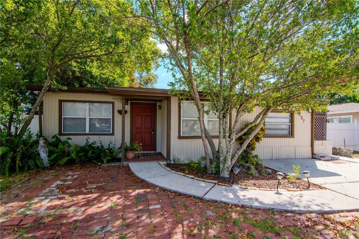 107 Emerald Ln., Largo, FL 33771