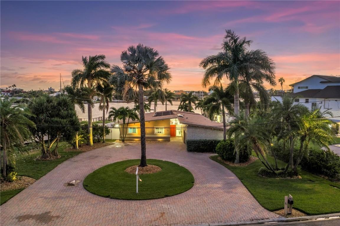16 Treasure Ln., Treasure Island, FL 33706