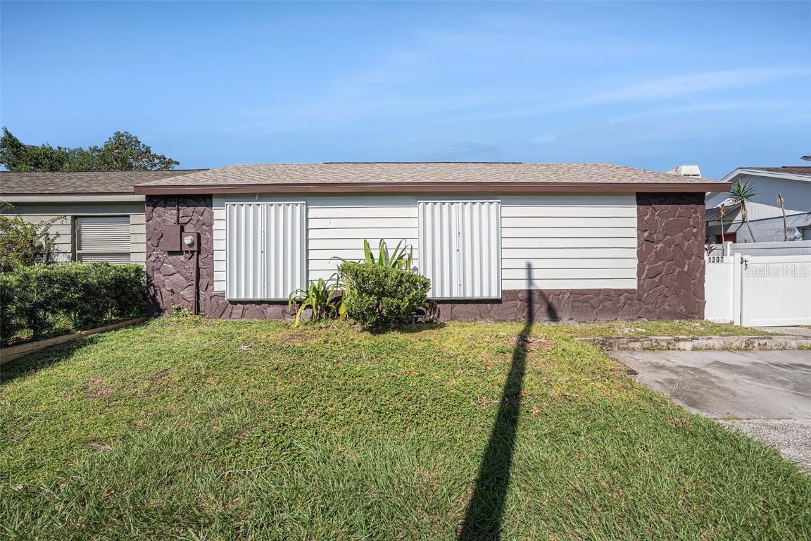 1207 Mohrlake Dr., Brandon, FL 33511