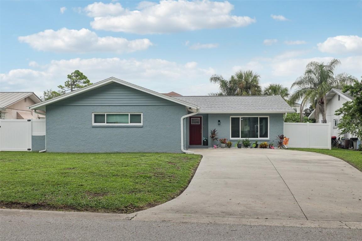 1004 Peninsula Ave., Tarpon Springs, FL 34689