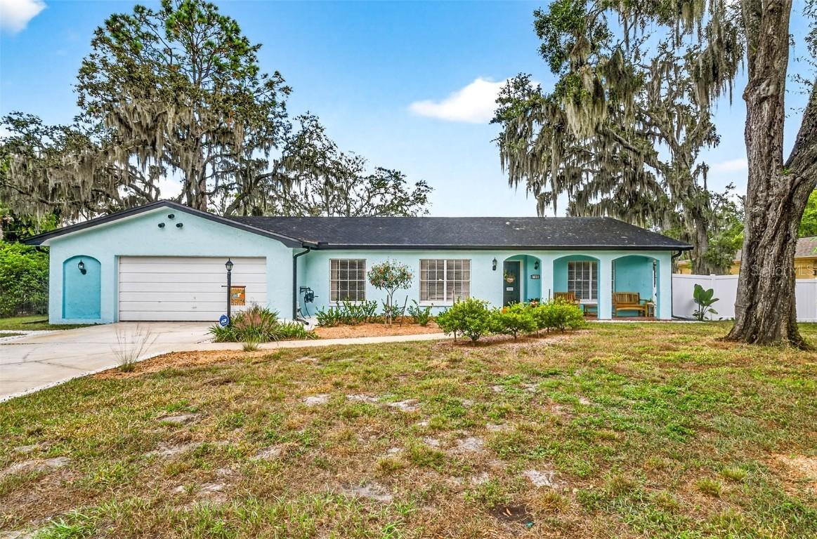 723 Grand Cir., Temple Terrace, FL 33617