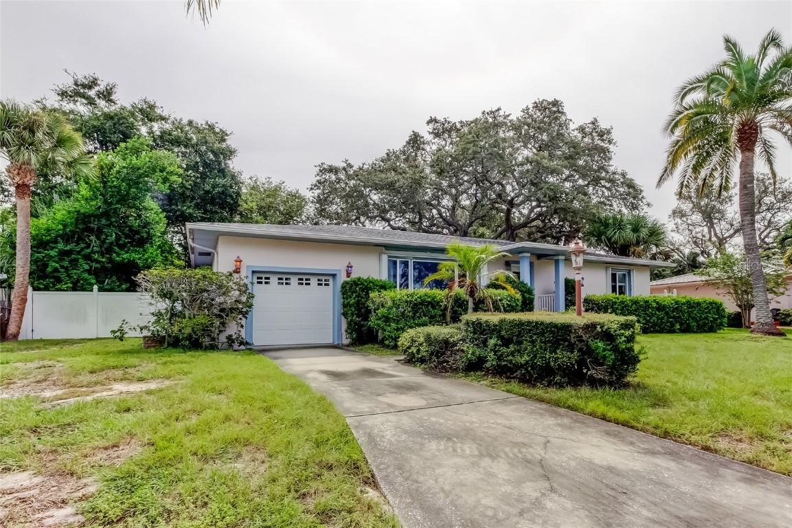 105 Harbor View Lane Ln., Belleair Bluffs, FL 33770