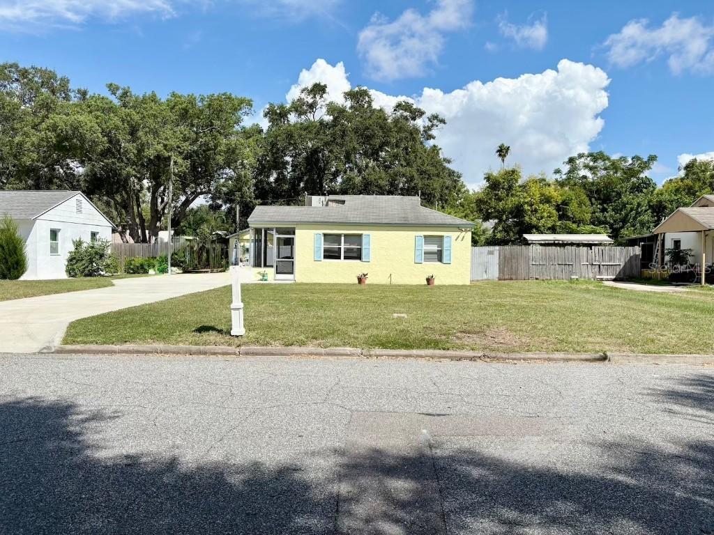 1427 Santa Anna Dr., Dunedin, FL 34698