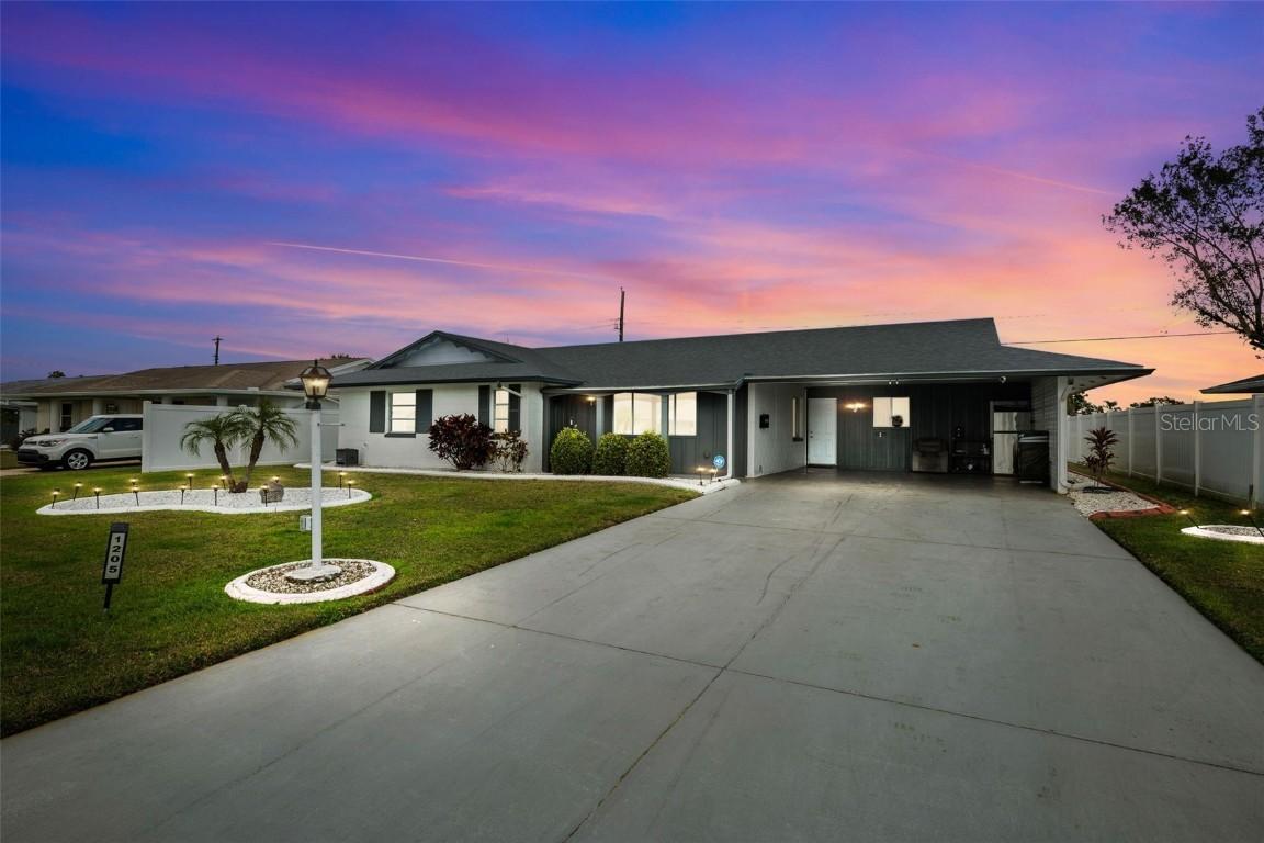 1205 Hacienda Dr., Sun City Center, FL 33573