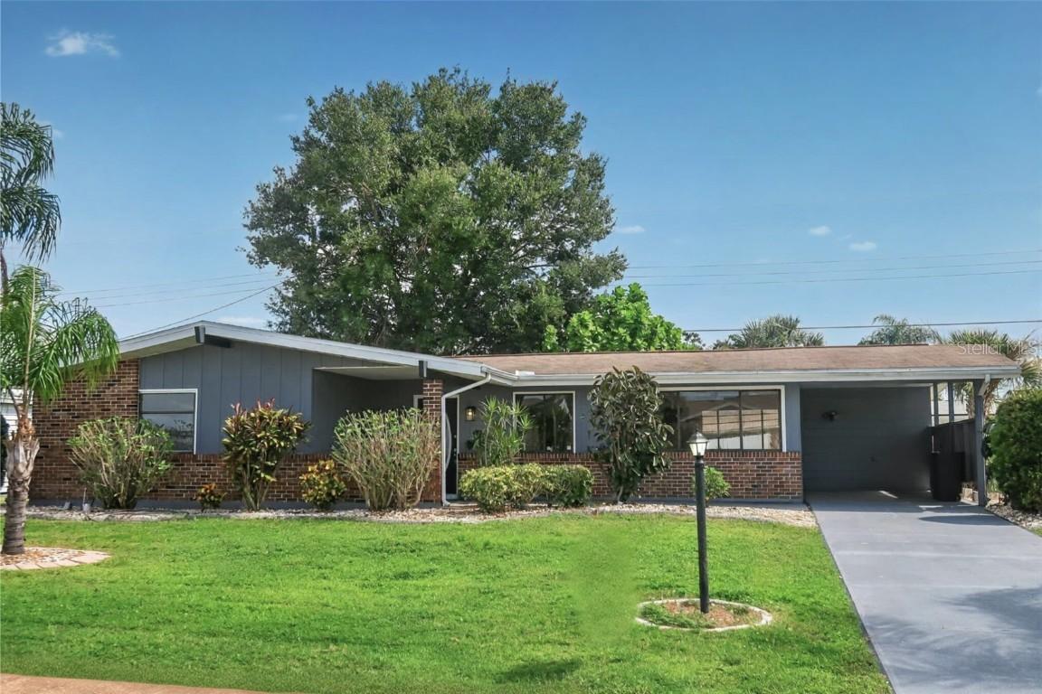 806 Oakmont Ave., Sun City Center, FL 33573