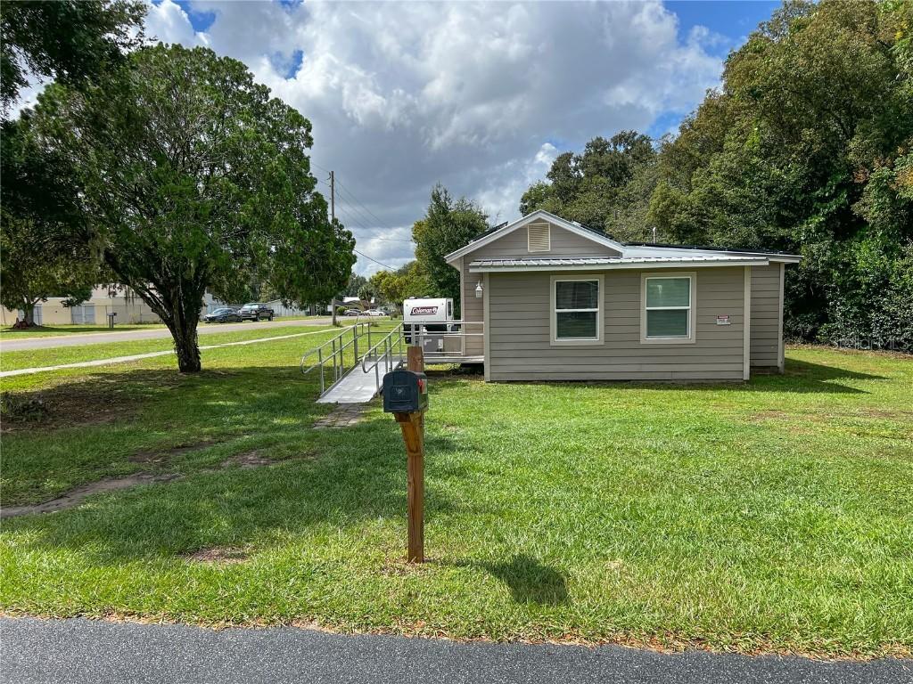 5811 11th St., Zephyrhills, FL 33542
