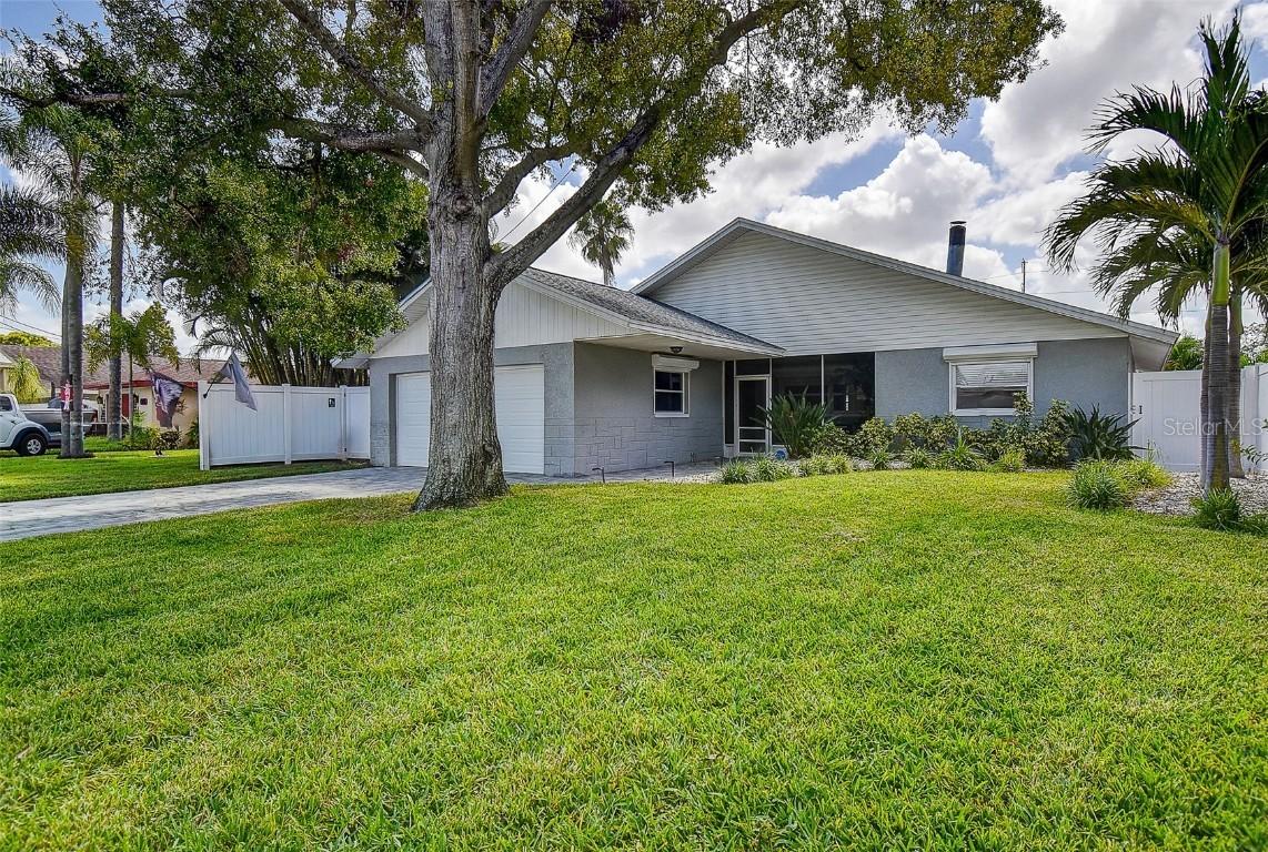 9084 76th Ave., Seminole, FL 33777