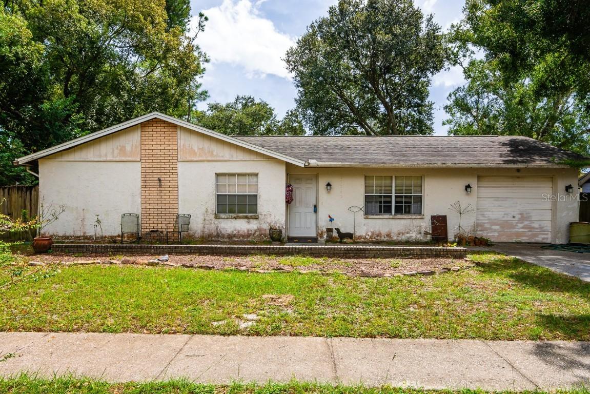 17645 Meadowbridge Dr., Lutz, FL 33549
