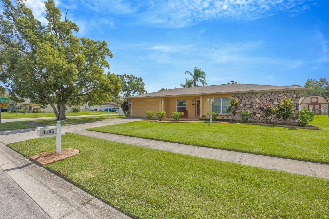 1205 Brandon Lakes Ave., Valrico, FL 33594