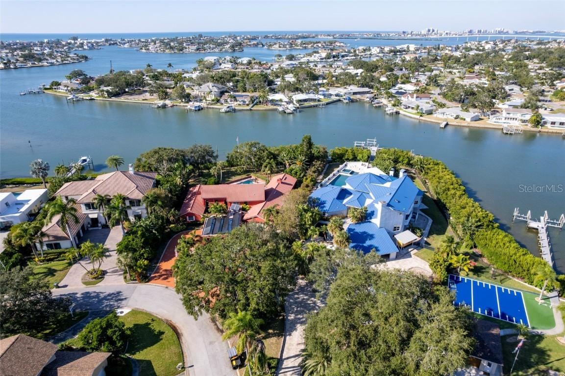 2268 Kings Point Dr., Largo, FL 33774