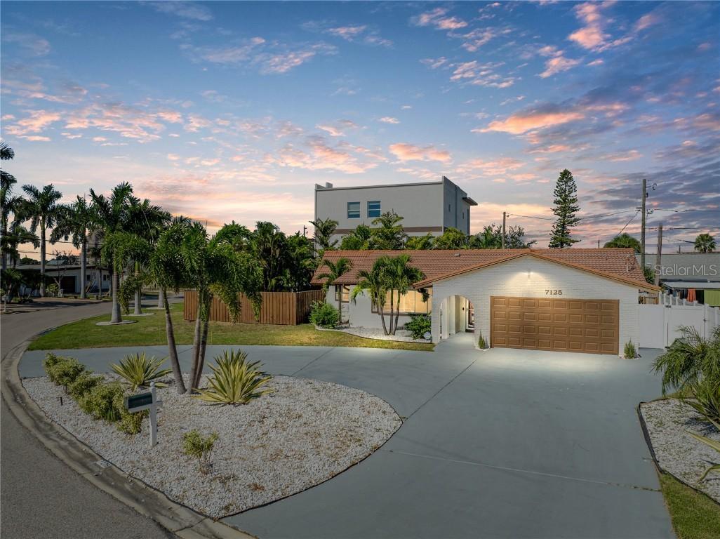 7125 S Shore Dr., South Pasadena, FL 33707