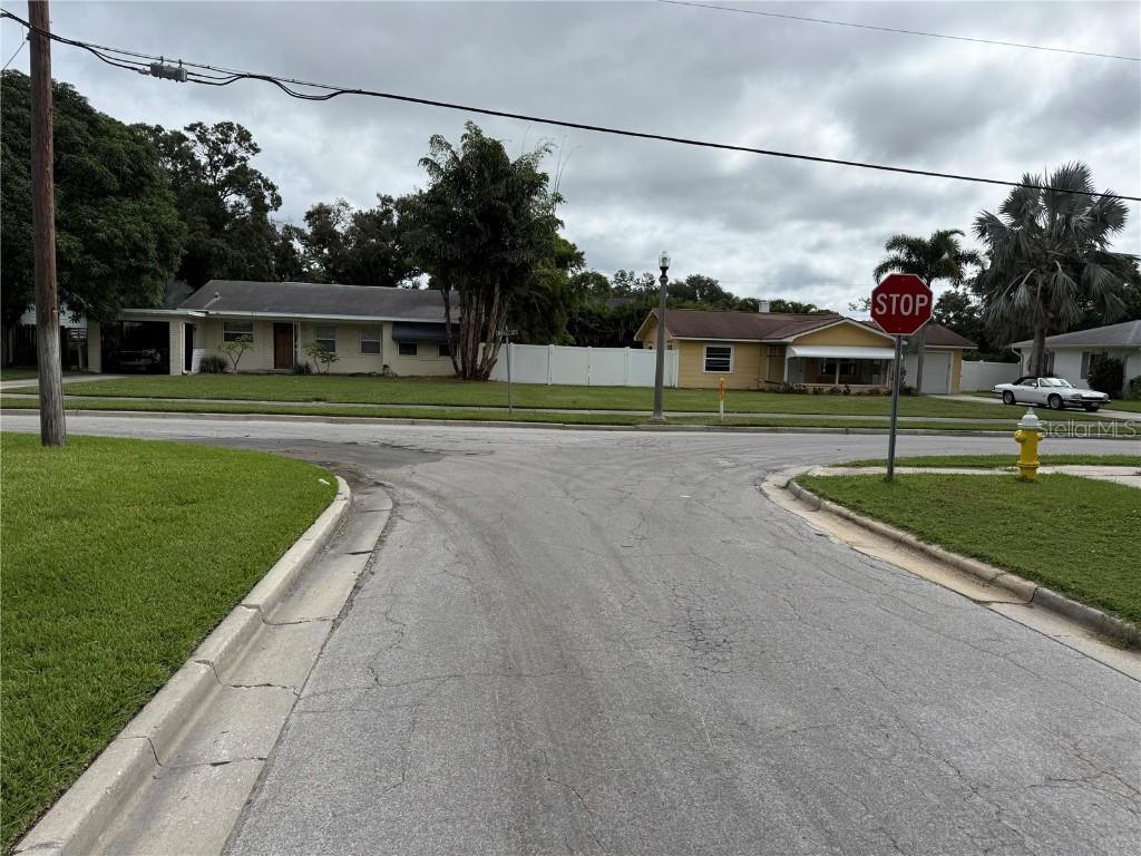 1015 Varona St., Belleair, FL 33756