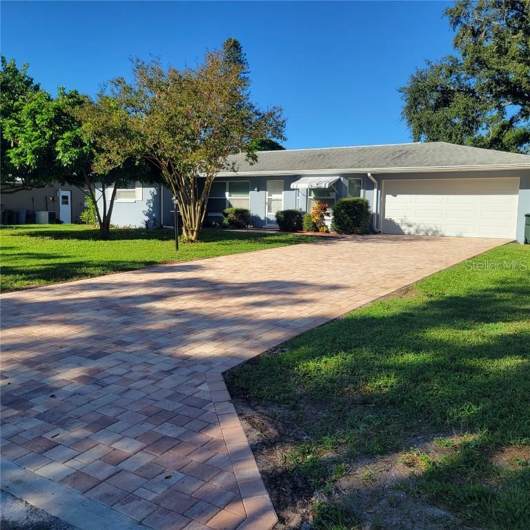 11596 Oval Dr., Largo, FL 33774