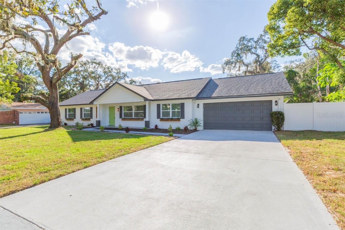 713 Grand Cir., Temple Terrace, FL 33617