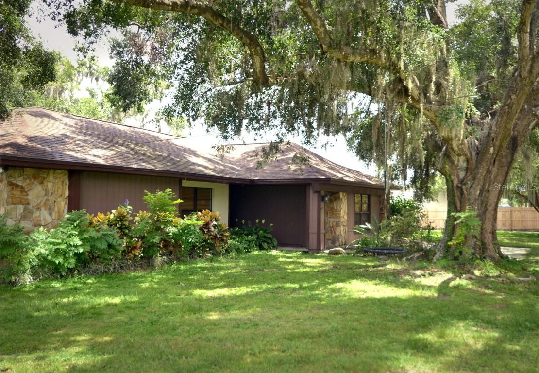 1825 Streetman Dr., Lithia, FL 33547