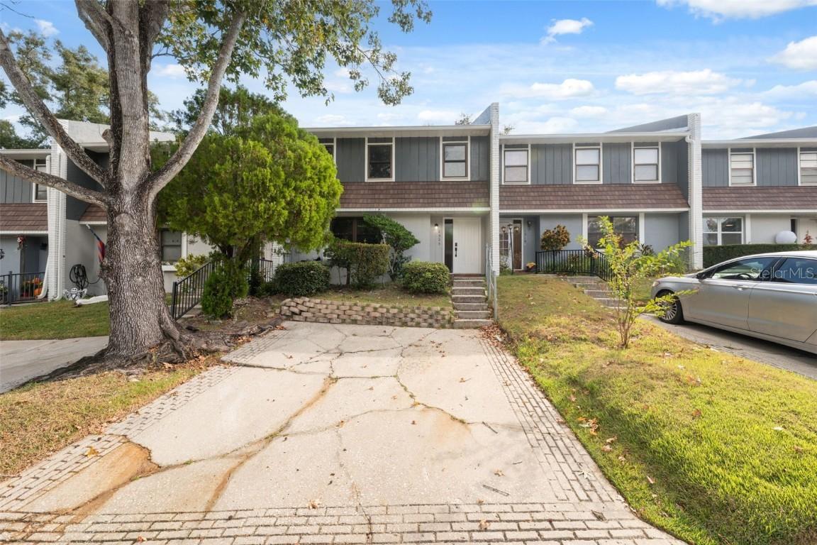 1325 Abbey Crescent Ln., Clearwater, FL 33759