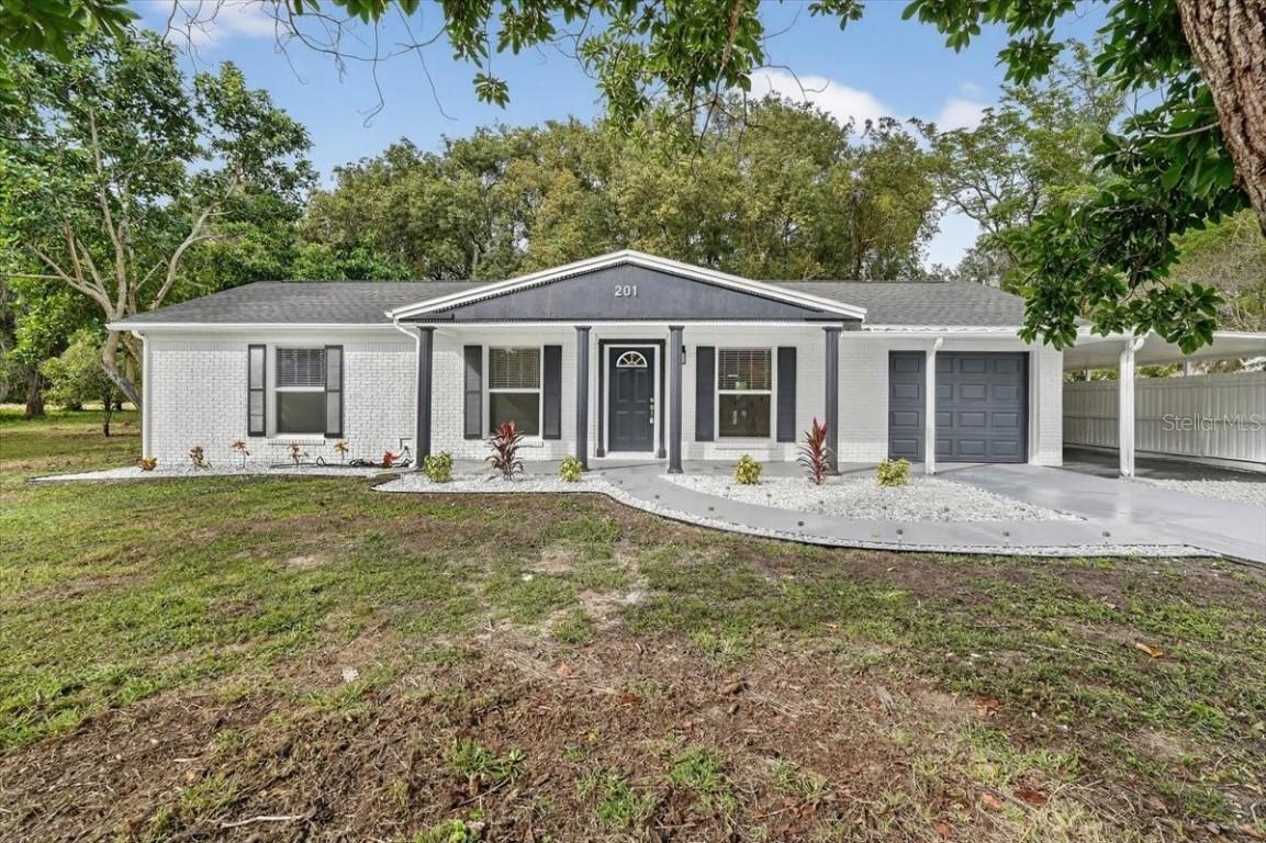 201 S Mare Ave., Howey In The Hills, FL 34737