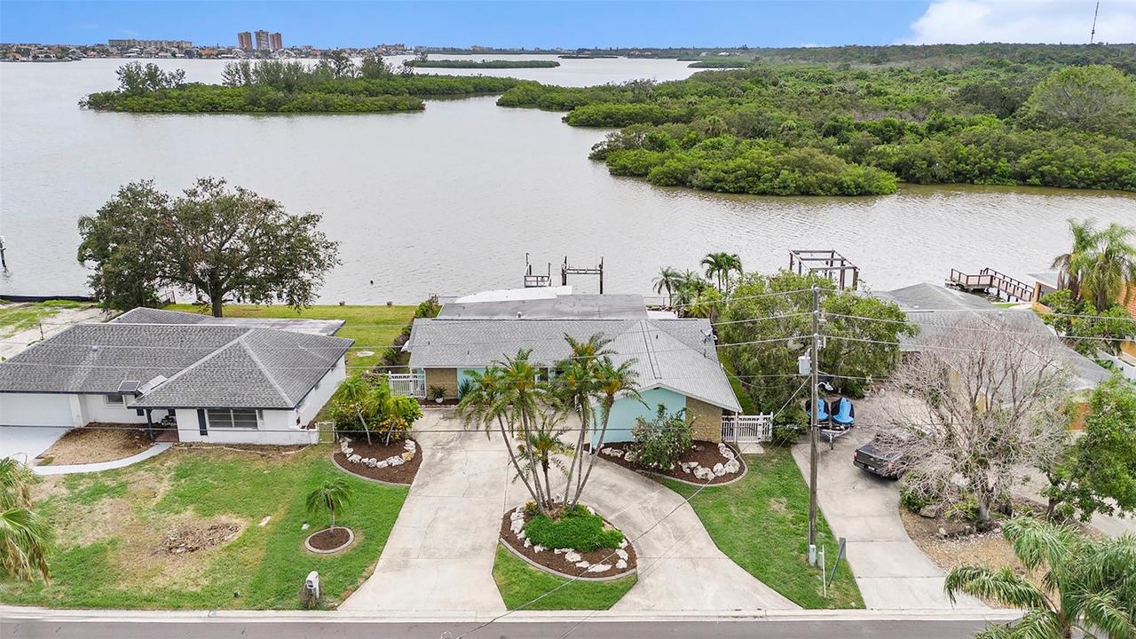 5694 Oakhurst Dr., Seminole, FL 33772