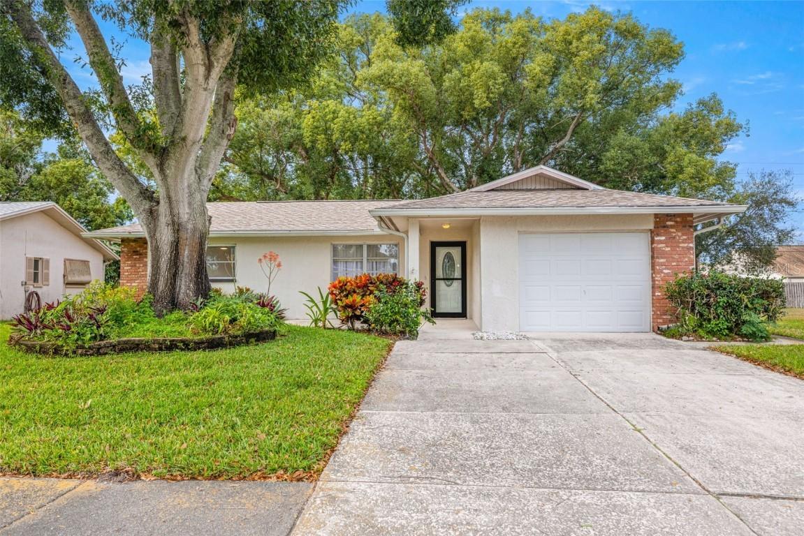 142 Stafford Cir., Palm Harbor, FL 34684