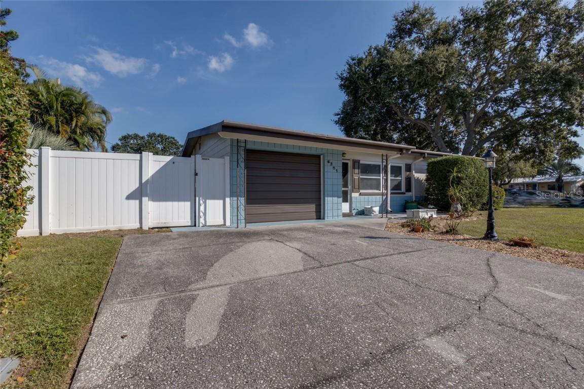 6301 Gem Ln., Seminole, FL 33772