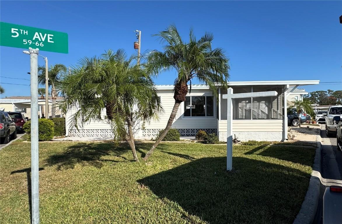 61 5th Ave., Venice, FL 34285