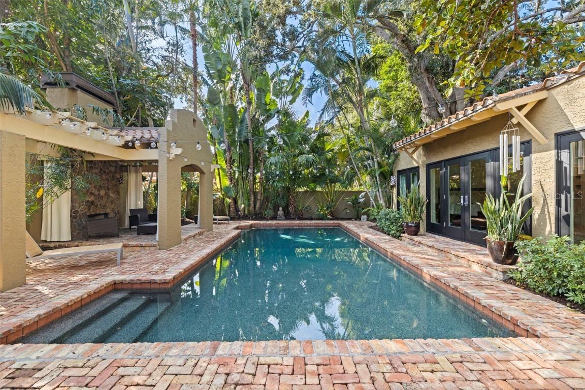 808 Brightwaters Blvd., St Petersburg, FL 33704