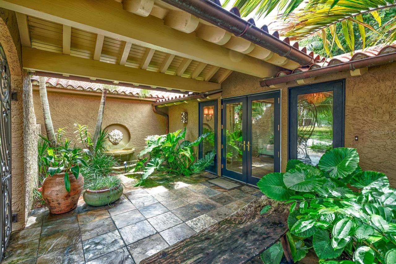 808 Brightwaters Blvd., St Petersburg, FL 33704