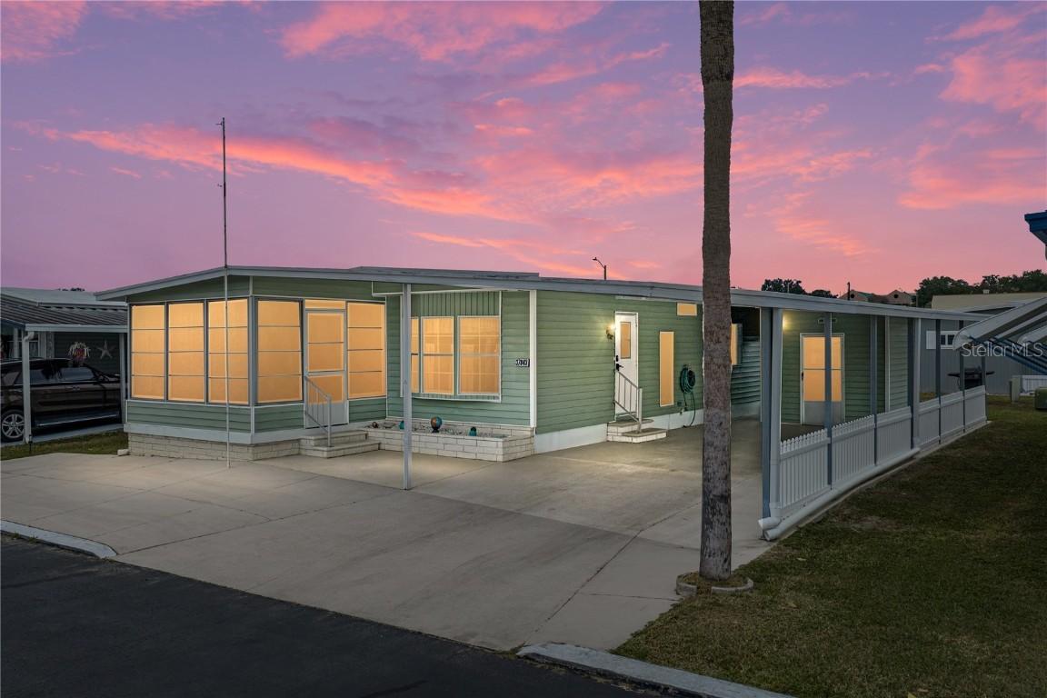 37843 Barcelona Ave., Zephyrhills, FL 33541