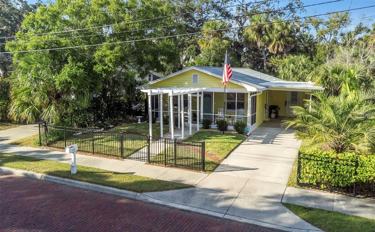 116 Read St., Tarpon Springs, FL 34689