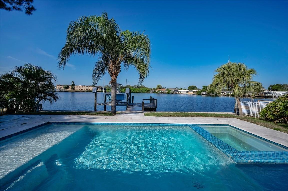 8744 Sunlit Cove Dr., St Petersburg, FL 33702