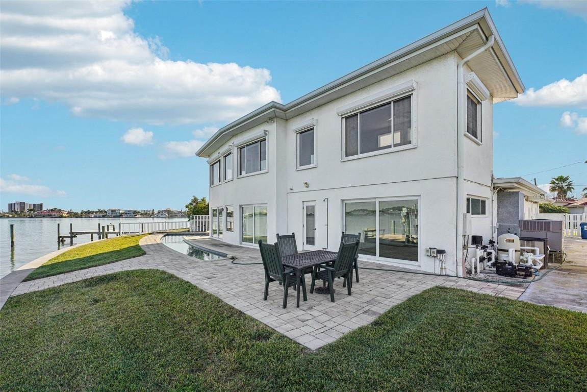 11055 6th St., Treasure Island, FL 33706