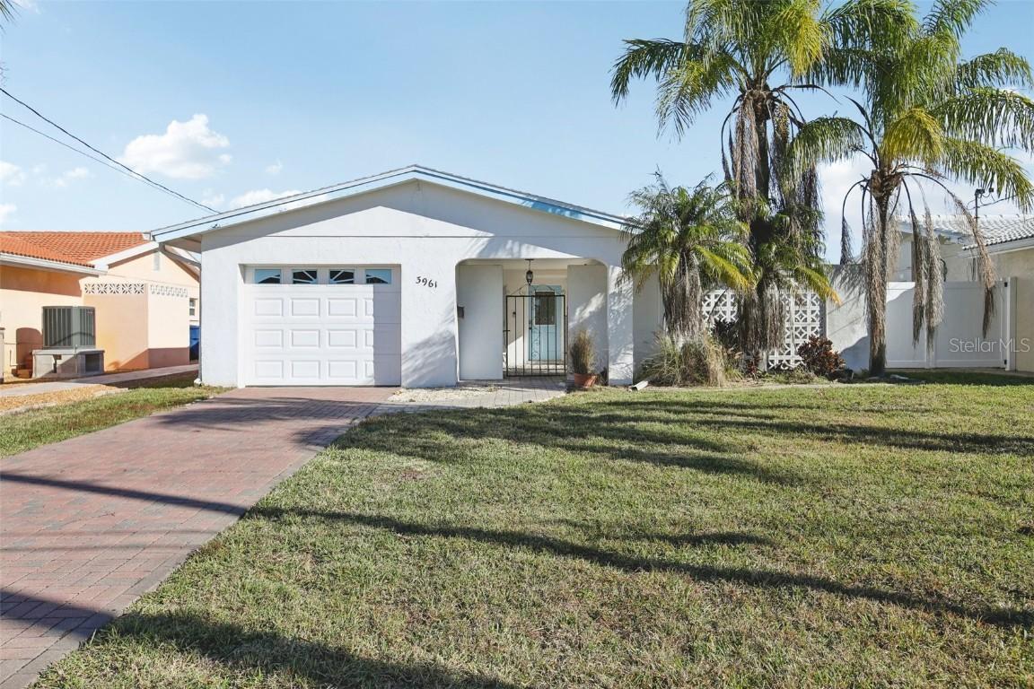 3961 Headsail Dr., New Port Richey, FL 34652