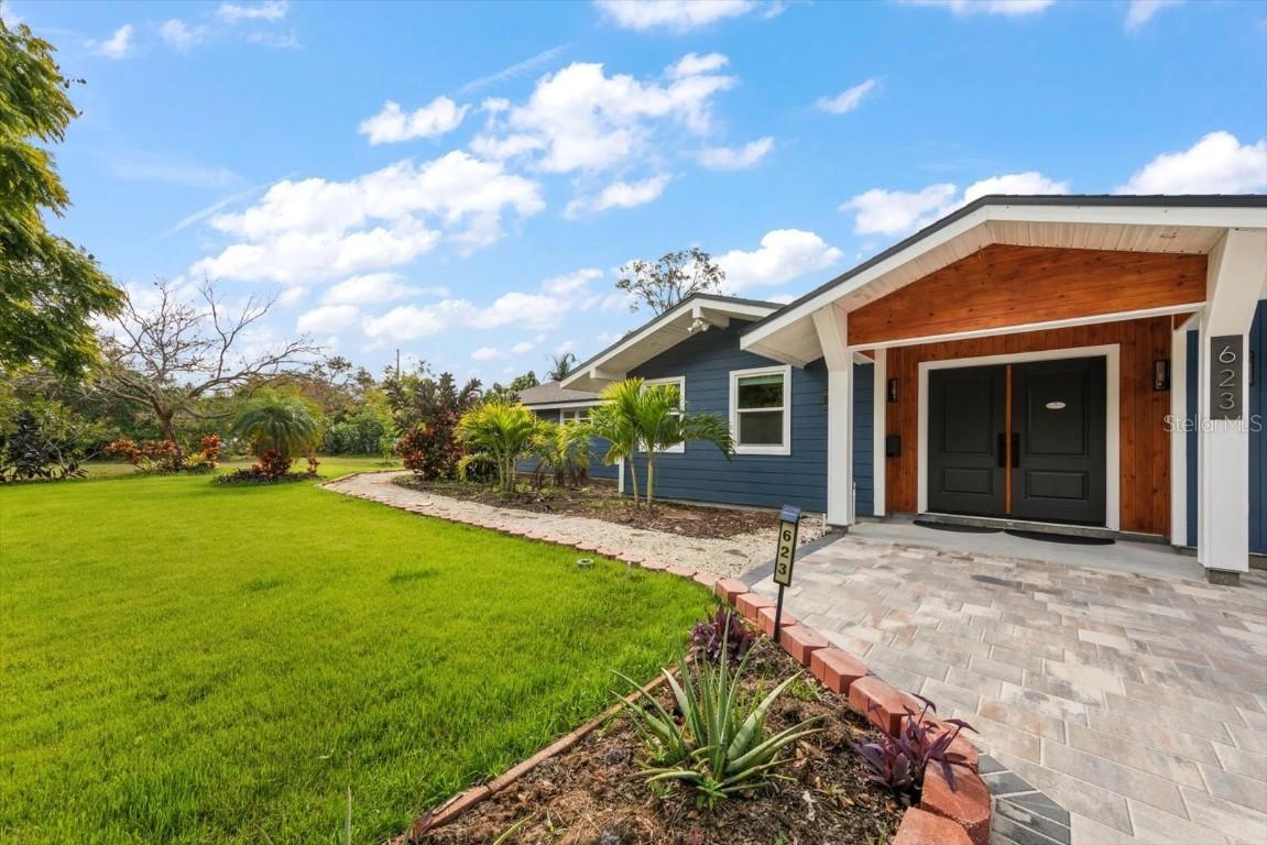 623 Pineland Ave., Belleair, FL 33756