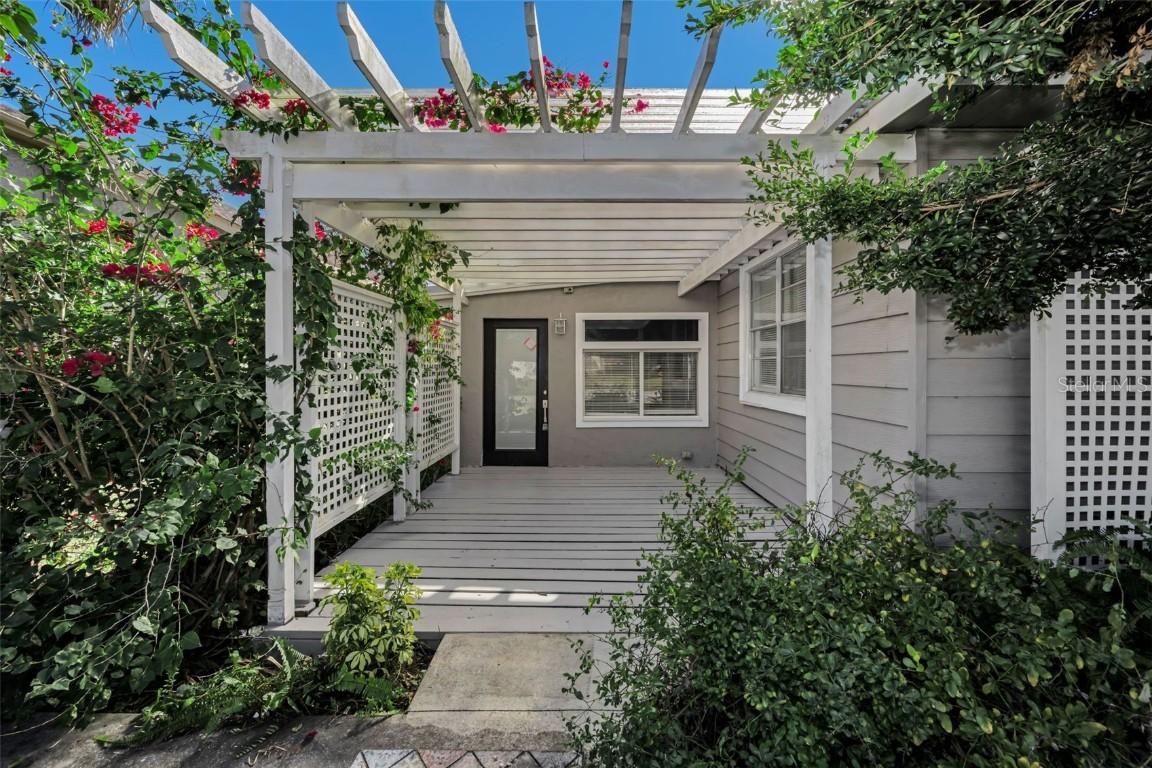 1122 E Oakwood St., Tarpon Springs, FL 34689