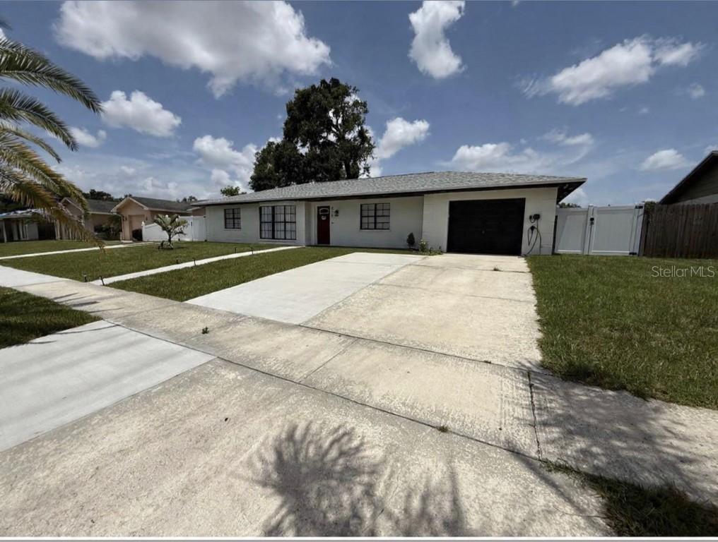 516 E Anglewood Dr., Brandon, FL 33511