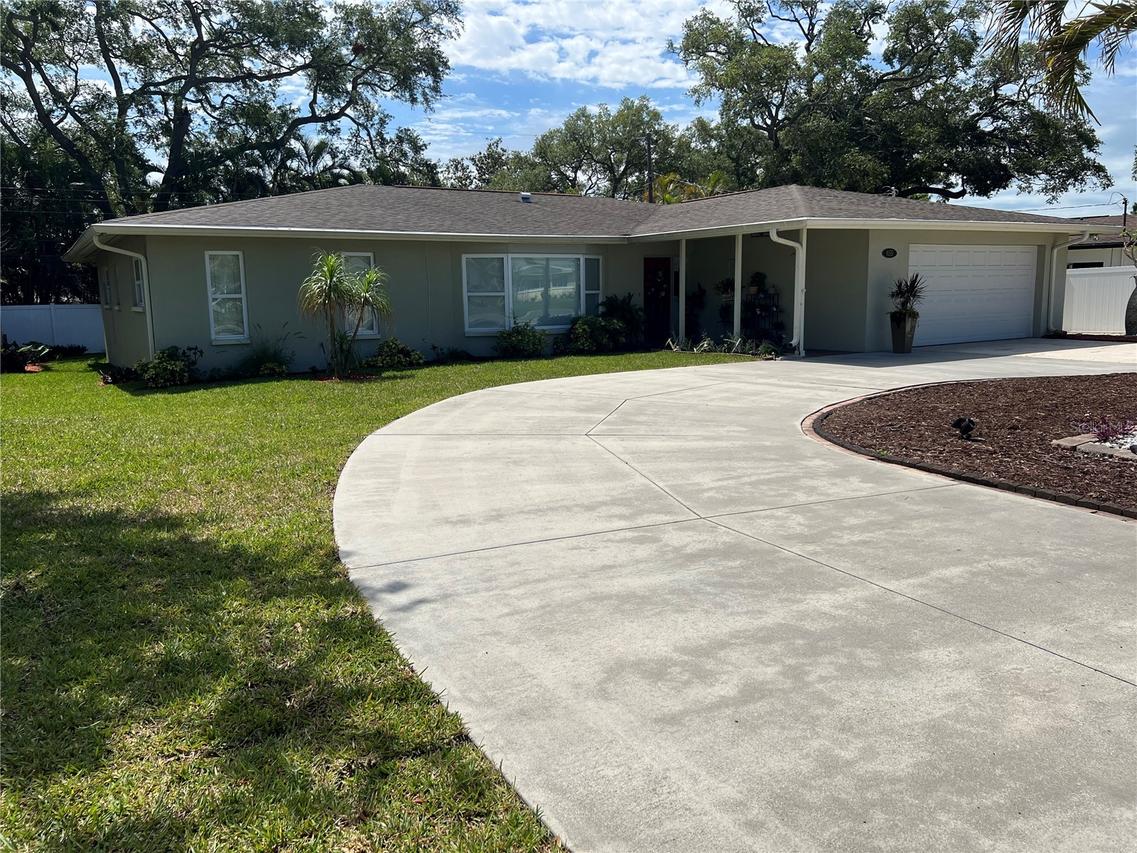 855 Fountainhead Dr., Largo, FL 33770