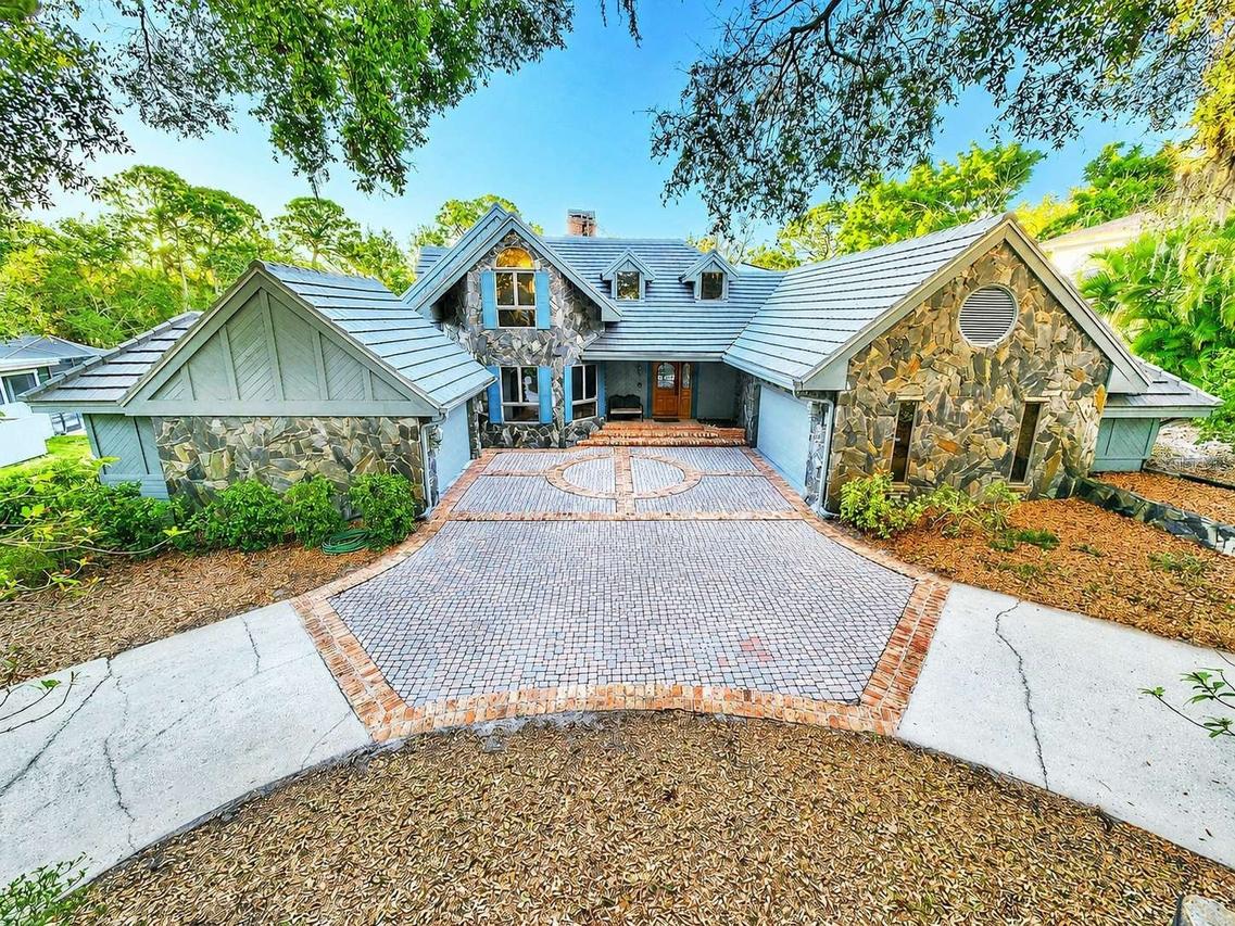 3522 Shoreline Cir., Palm Harbor, FL 34684