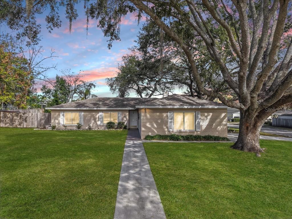 1016 Lady Guinevere Dr., Valrico, FL 33594